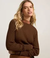 Blusa de punto color blanco con cuello alto y manga larga.