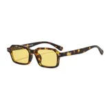 Gafas de sol unisex con montura rectangular gruesa de acetato color verde oliva translúcido y lentes marrones. Las patillas son transparentes en la parte superior.