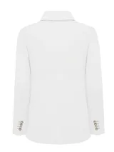 Blazer RKF modelo Anana color blanco, confeccionado en lino orgánico, de corte recto y manga larga. Presenta solapas de cuello sastre, cierre frontal de dos botones y bolsillos con solapa, todos con detalles de costura calada en los bordes.