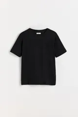 Pack de dos remeras de manga corta en jersey de algodón, una blanca y una gris melange, con cuello redondo y calce clásico.