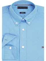 Camisa Tommy Hilfiger de manga larga color celeste con micro estampado de puntos, cuello con botones y cierre frontal. Incluye el logo de Tommy Hilfiger bordado en el pecho.