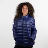 Campera acolchada (puffer) de color azul marino, con cierre frontal completo y cuello alto. Presenta un pequeño logo bordado en color azul claro en el pecho izquierdo.