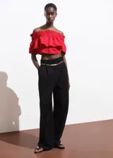 Top crop rojo de algodón, con diseño palabra de honor, escote fruncido elástico y detalle de volante superpuesto en el pecho.