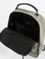 Mochila porta laptop color verde oliva, con múltiples compartimentos frontales con cierre y manija superior reforzada. Presenta detalles de ribetes en color negro y logo metálico en la parte inferior.