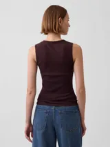 Musculosa marrón oscura de tejido pointelle, con cuello redondo y ribetes con terminación en ondas.