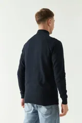 Campera tejida azul marino para hombre, con cierre frontal y logo bordado.