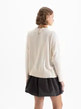 Sweater rojo de largo hasta la cadera, con mangas largas y tejido en mezcla de lana merino y algodón. De silueta holgada y cuello redondo.