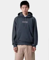 Sudadera con capucha de color azul oscuro o gris azulado, con bolsillo canguro frontal y cordones ajustables en la capucha. Presenta un pequeño gráfico bordado o estampado en el pecho.