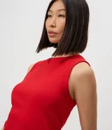 Musculosa de ribana de algodón con elastano, diseño ajustado al cuerpo, cuello redondo alto y sin mangas.