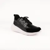 Championes deportivos de cuero en tonos marrón, tostado y marrón oscuro, con detalles de estampado animal print de leopardo en el lateral, suela gruesa blanca y cordones elásticos.