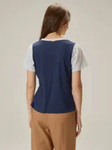 Remera de manga corta color amarillo claro, con cuello redondo y diseño básico.