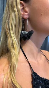 Aros tipo argolla plateados con dije colgante de flor de tul negra.