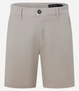 Bermuda masculina slim confeccionada en sarga de algodón con elastano, color beige, con bolsillos laterales tipo chino, bolsillos traseros embutidos con botón, trabillas en la cintura y cierre frontal con botón y cremallera.