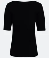 Blusa de punto acanalado en color verde oscuro, con escote bote y mangas cortas. Presenta un diseño ajustado al cuerpo y tejido de textura uniforme.