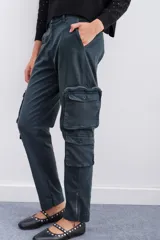 Pantalon cargo de corte recto y tiro medio, confeccionado en gabardina elastizada. Presenta bolsillos laterales tipo cargo, cierres metálicos en la botamanga y cinturón interno ajustable con hebilla.