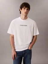 Remera de algodón de corte regular, con cuello redondo y manga corta. Presenta el logo de la marca estampado en el centro del pecho.