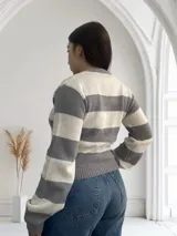 Sweater tejido de punto a rayas horizontales anchas en color gris y blanco, con cuello redondo y mangas largas.