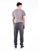 Pantalón de jogging gris melange con cintura ajustable con cordón y bolsillos laterales.