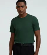 Remera de corte slim fit para hombre, de color verde oscuro, con cuello redondo y textura acanalada vertical.