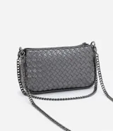 Bolso bandolera pequeño color gris plomo con textura trenzada, cierre de cremallera y asa de cadena desmontable.