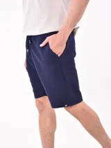 Bermuda deportiva azul marino con cintura elástica ajustable con cordón.