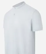 Polo de hombre de manga corta, color beige claro, con cuello mao y tapeta de dos botones.