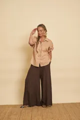 Pantalón de lino evasé súper amplio, de color marrón, con cintura y bolsillos.