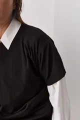 Remera de manga corta color negro, con cuello redondo y calce relajado, confeccionada en tejido suave con elastano.