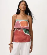 Blusa de breteles finos confeccionada en viscosa, con diseño de superposición en el busto y estampado geométrico multicolor en tonos terracota, verde y beige.