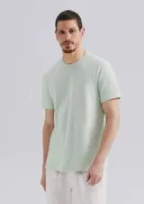 Camiseta básica de manga corta y cuello redondo, color rojo oscuro.