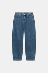 Jeans de tiro alto y silueta tapered, confeccionados en denim negro con costuras en tono contrastante. Cuenta con diseño de cinco bolsillos, trabillas para cinto y cierre frontal con cremallera y botón metálico.