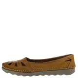 Zapato tipo mocasín de cuero azul con detalles calados en la puntera, costuras reforzadas en el contorno y suela de goma blanca con diseño ondulado.