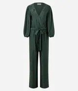 Mono largo verde oscuro de microfibra texturizada, con escote en V cruzado, mangas largas amplias con puños elásticos y lazo ajustable en la cintura. Presenta diseño de piernas rectas y caída fluida.