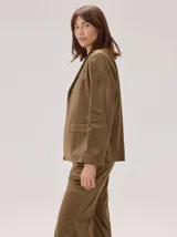 Blazer clásico de textura similar al terciopelo con brillo sutil, corte estructurado y forro interior estampado.