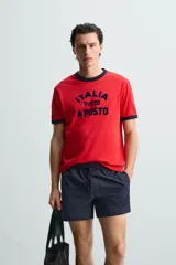 Bañador de hombre color azul marino, confeccionado en tejido técnico, con cintura elástica ajustable mediante cordón. Presenta bolsillos laterales y un bolsillo trasero de plastrón. Incluye forro interior.