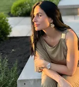 Blusa color verde con detalle de hombrera dorada.