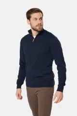 Buzo de tejido fino en hilo de algodón, color rosado, con cuello alto y cierre frontal parcial con detalle en cuero. Presenta puños y ruedo acanalados y un pequeño logo bordado en el pecho.