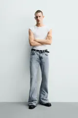 Jeans flare fit de tiro medio, confeccionados en denim de algodón color azul con efecto deslavado. Diseño ajustado en la parte superior y abierto en campana desde la rodilla, con cinco bolsillos y cierre frontal con cremallera y botón.