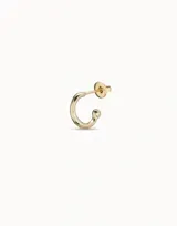 Pendiente tipo piercing de aleación de metales bañada en plata, con forma de aro curvo y un pequeño detalle esférico en el extremo inferior.
