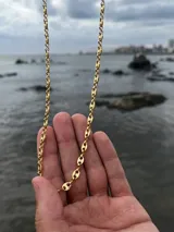 Cadena de eslabones tipo marina en color dorado, con cierre de mosquetón.