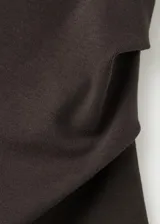Camiseta asimétrica de manga corta color marrón oscuro, con diseño recto y detalles fruncidos en el escote.