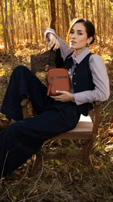 Bandolera morral color marrón claro con cierre superior y bolsillo frontal con cierre. Incluye correa ajustable de galón combinada.