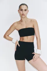 Top deportivo strapless de sujeción media, confeccionado en tejido funcional con tecnología SculptMove que realza el contorno y DryMove para absorber el sudor. Cuenta con copas de relleno extraíbles.