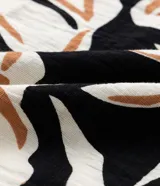Pantalón de mujer de corte recto confeccionado en crepé de viscosa y poliamida con estampado floral.