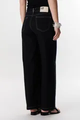 Pantalón de jean blanco de lino strech, corte recto y tiro alto.