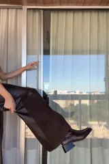 Pantalon de corte wide leg confeccionado en una combinacion de tres tipos de cuero ovino en tonos chocolate, incluyendo cuero liso, cuero desgastado y gamuza. Presenta un diseño de paneles y cierre frontal con boton.