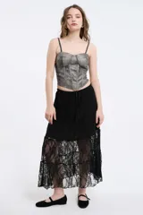 Bustier de efecto cuero con escote corazón, estructura de corsé con costuras verticales y tirantes finos ajustables.