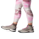 Botas de trekking Columbia Transverse Hike, modelo impermeable, en color gris con cordones rosados y detalles en negro y blanco. Confeccionadas con una parte superior de cuero y malla, entresuela TechLite y suela Omni-Grip.