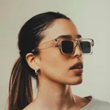 Lentes de sol unisex con montura cuadrada negra de plástico reciclado y cristales celestes con filtro UV400.