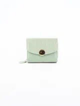 Billetera compacta de color verde menta, con solapa frontal que presenta una textura tipo cocodrilo y un cierre central con botón metálico dorado.
